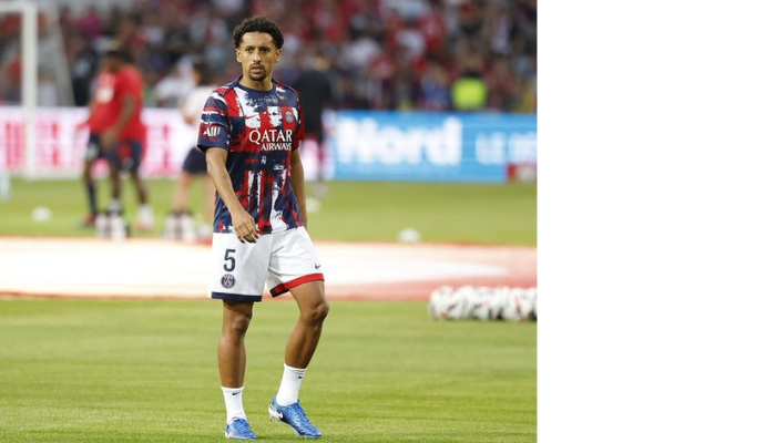 Camisa de pré-jogo do Paris Saint-Germain Nike 2024/25. A peça apresenta um design moderno e vibrante, com as cores azul marinho, vermelho e branco. Os gráficos de tinta criam um efeito visual único e inspirador.